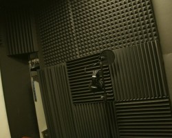 Акустическая коррекция и звукоизоляция домашней студии звукозаписи панелями из акустического поролона и звукоизоляционным материалом macsound prof
