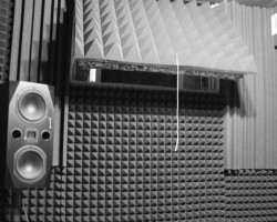 Акустическая коррекция и звукоизоляция домашней студии звукозаписи панелями из акустического поролона и звукоизоляционным материалом macsound prof
