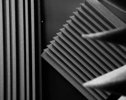 Звукоизоляция потолка, стен и пола и акустическая коррекция студии звукозаписи панелями из акустического поролона и звукоизоляционным материалом macsound prof