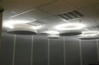 Акустическая коррекция офисного помещения акустическими панелями в форме круга