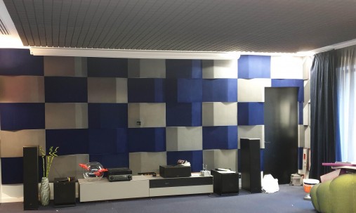 Пример применения Бархатная акустическая панель из акустического поролона Ecosound Velvet Electric blue 25х25см 50мм. Цвет темно-синий