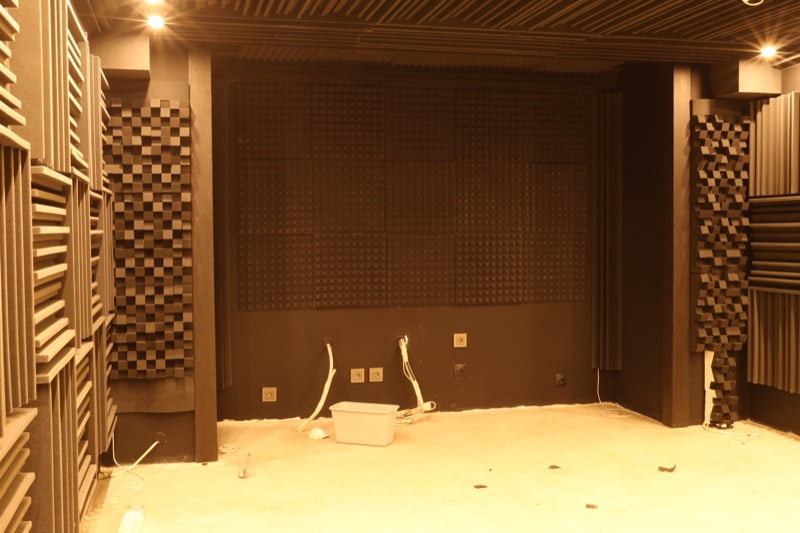 Звукоизоляция домашнего кинотеатра акустическими панелями и бас-ловушками из поролона